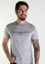 Carregar imagem no visualizador da galeria, Camiseta Tommy Hilfiger 1985 Cinza