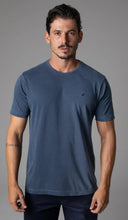 Carregar imagem no visualizador da galeria, T-Shirt Manga Curta Gola Careca Tinturada Com Bordado
